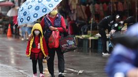 各地有局部雨　氣溫持續下降越晚越冷氣象專家吳德榮17日表示，鋒面挾著寒流南下，各地有局部雨，氣溫持續下降，越晚越冷。圖為上午民眾帶著小朋友撐傘到新北市蘆洲區一處傳統市場採買。中央社記者吳家昇攝  111年12月17日