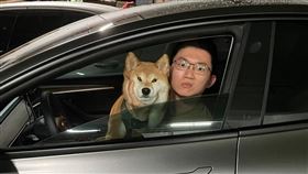 禮讓行人遭狂叭！視網膜5字對方掩面道歉（圖／翻攝自視網膜臉書）