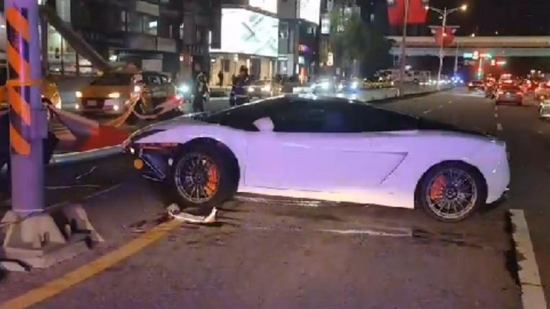 藍寶堅尼自撞！借來的　淌血維修賠償金曝
