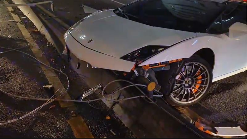 藍寶堅尼平安夜失控自撞！駕駛：車借來的