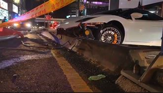 百萬藍寶堅尼自撞分隔島！平安夜路人圍觀