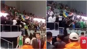 埃及的一場籃球比賽看台發生倒塌。（圖／翻攝自推特@EgyptTodayMag）