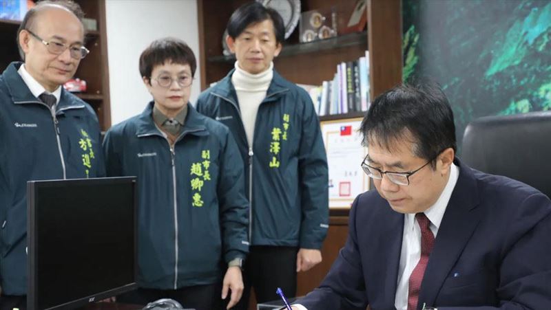 台南市長今就職！黃偉哲簽署「廉政公約」