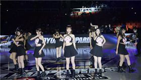  雲豹啦啦隊「電豹女」超吸睛，連魔獸都忍不住狂瞄。