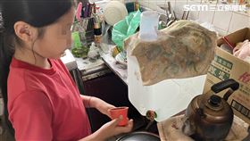 家裡沒有馬克杯，一家人拿隨手可得的容器裝水來喝，小薰的水杯是「小塑膠花盆」。（圖／中信慈善基金會提供）