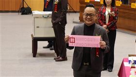 民進黨童子瑋當選基隆市議長第20屆基隆市議會議長、副議長選舉25日上午在議會舉行，民進黨推派的市議員童子瑋（前），獲得過半數16票支持，當選基隆市議長。中央社記者王朝鈺攝  111年12月25日