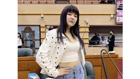 議員田慎節在社群平台上傳自己與名牌的合照。（圖／翻攝自《Molly翎熹》）