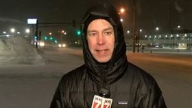 體育主播代班在雪地連線（圖／翻攝自推特@MarkWoodleyTV）