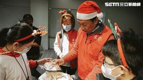 郭台銘現身永齡耶誕派對，喊話齊力幫助孩子。（圖／翻攝自郭台銘臉書）