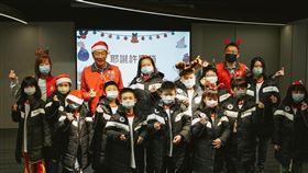 「聖誕老人」郭台銘現身希望小學！暖送2千童羽絨外套　全因他1願望。（圖／翻攝自郭台銘臉書）