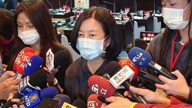 邱莉莉接受媒體聯訪台南市正副議長選舉25日在台南市議會議事廳登場，由民進黨籍邱莉莉（中）勝出當選議長。邱莉莉於選後接受媒體聯訪，感謝大家支持。中央社記者楊思瑞攝  111年12月25日