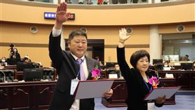 花蓮縣議會正副議長宣誓就職花蓮縣議會第20屆正副議長選舉25日經2輪投票，議長由爭取連任的張峻（左）拿到過半選票勝出，副議長由國民黨提名的徐雪玉（右）當選，2人宣誓就職。中央社記者李先鳳攝  111年12月25日