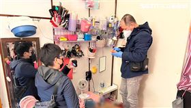 新北陳姓美髮師吸毒遭逮，年邁老母落淚不捨。（圖／翻攝畫面）