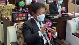 台南議長選舉  郭信良爭取連任台南市議會25日舉行第4屆正副議長選舉，尋求連任的議長郭信良（前）選前相當低調。中央社記者楊思瑞攝  111年12月25日