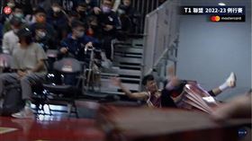 ▲台南獵鷹胡凱翔被馬龍推向觀眾席，頭部撞到欄杆後倒地不起。（圖／翻攝自T1youtube）