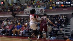 ▲馬龍將胡凱翔推向觀眾席，胡凱翔頭部撞到欄杆後倒地不起。（圖／翻攝自T1youtube）