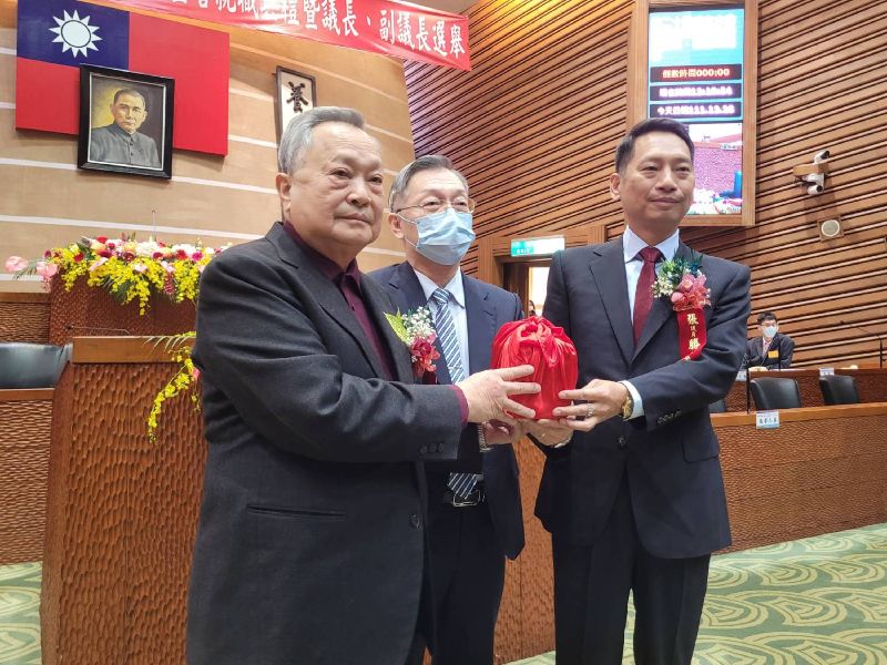 宜蘭縣議會去年底舉行議長選舉，選舉結果由上屆議長張建榮（左）的兒子、國民黨新科縣議員張勝德（右）當選