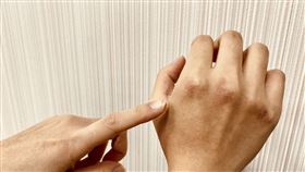 天冷民眾要小心凍傷。（圖／記者簡浩正攝影）