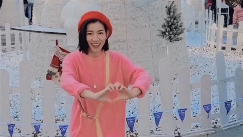聖誕熱舞褲子不見了　米可白辣腿被看光光
