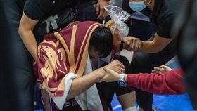 獵鷹胡凱翔被太陽洋將馬龍推出場外撞傷頭部。（圖／台鋼獵鷹提供）
