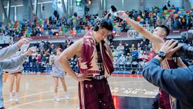 呂冠霆單場7顆三分球，繳出職業生涯代表作，隊友開心替他潑水慶祝。（圖／台鋼獵鷹提供）