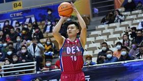 ▲謝亞軒化身射手飆進5顆三分球，進帳19分，率隊力退台啤英雄，喜迎5連勝。（圖／中信特攻球團提供）