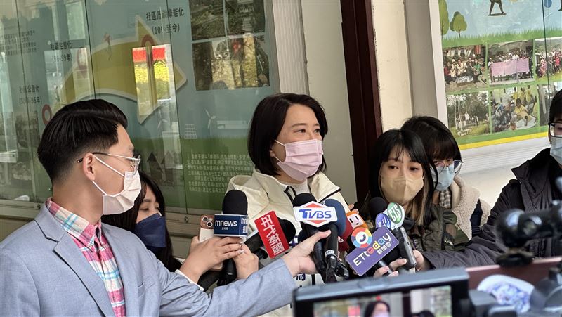 王鴻薇就職　民進黨：成史上最快落跑議員