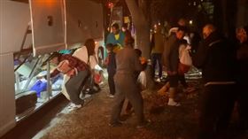 3輛巴士運移民！耶誕夜放生丟賀錦麗家門口（圖／翻攝自推特）