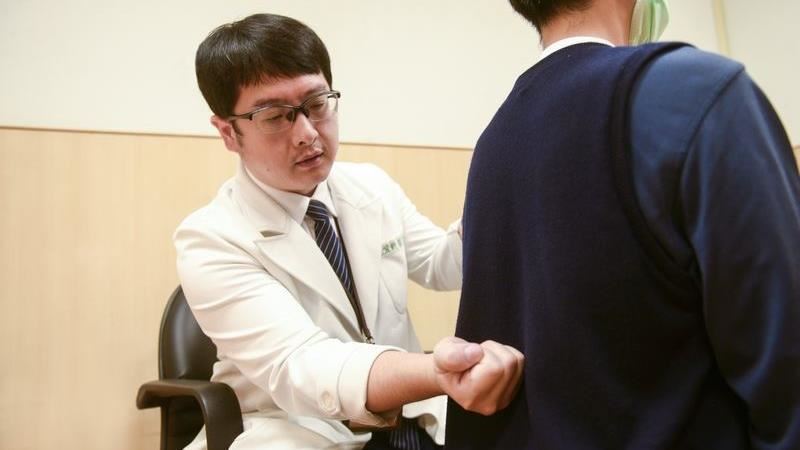 輕熟男腰痛、腳麻　竟是關鍵部位突出去了
