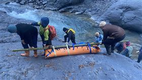 霞喀羅,古道,墜谷,遺體（圖／翻攝畫面）