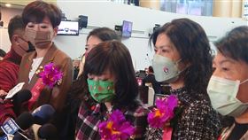 台南民進黨正國會議員  議長選舉前聲明含淚投票台南市議會25日舉行第4屆議員宣誓就職暨正副議長選舉，民進黨議員陳秋萍（中）等人在選前發表聯合聲明表示，一直以來堅持的重點都是拒絕替黑金、黑道背書，但也會「含淚投給這張黨證」，希望民進黨團要持續檢討。中央社記者楊思瑞攝  111年12月25日