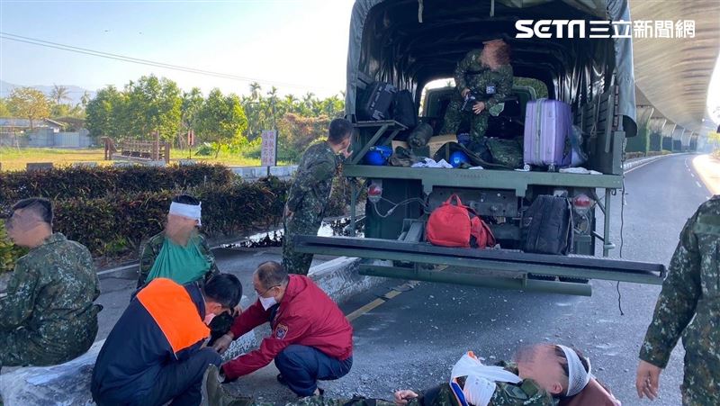 軍卡車禍釀10傷畫面曝光！官兵躺地待送醫