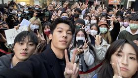 電影《想見你》先行場擠滿人潮 韓、泰、大馬、菲律賓粉絲衝戲院讚「圓滿劇版遺憾」。（圖／車庫娛樂、三鳳製作提供）