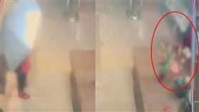 ▲神明面前也敢偷，婦人拜拜偷供品遭逮。(圖／翻攝畫面)