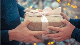 ▲原PO收到房東告知可以分攤3個月繳房租，讓他感動直呼「最暖的聖誕禮物」。（示意圖／擷取自pixabay）