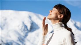 人體在就寢前會分泌「褪黑激素」幫助入睡。而早晨提前1小時起床曝曬自然光，可以幫助減少褪黑激素水平、讓早晨更有精神；此外，曝曬陽光也能同時調整身體的晝夜節律，在就寢前正常分泌褪黑激素、幫助入睡。美國心理協會也建議患有「季節性憂鬱症」的患者（或有相關病史者），適度接觸自然光源，緩解情緒的效果並不遜於強光治療。