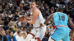 ▲約基奇（Nikola Jokic）（左）繳出41分15籃板15助攻的「大三元」表現，率隊以128：125擊退太陽。（圖／美聯社／達志影像）