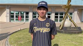 吳柏毅爆米花當功臣率隊拿勝爆米花棒球賽決賽桃園市隊26日與台北興富發交手，兩隊鏖戰至延長賽11局，桃園市吳柏毅（前）攻守俱佳，率隊以11比6拿勝。中央社記者謝靜雯攝  111年12月26日