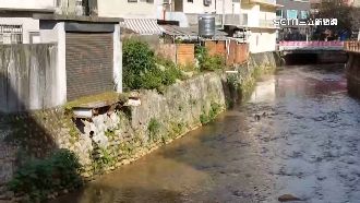 車要用飛的過？車庫門口竟是「河流」