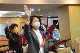 ▲林依婷上任台南市議員第一天，就遇到驚險瞬間。（圖／翻攝自林依婷臉書）