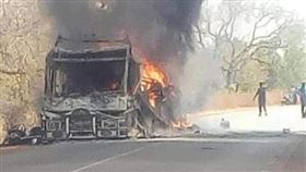 布吉納法索巴士壓到地雷引發爆炸。（圖／翻攝自推特）