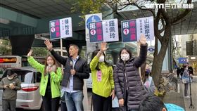 吳怡農赴中山國中站拜票，台北市議員陳怡君、台北市議員鍾佩玲、新北市議員山田摩衣陪同（圖／記者高逸帆攝影）
