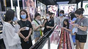 中國遊客在海南的免稅店購物中國海南省在「五一」長假迎來一波購物潮，前3天購物金額達人民幣4.85億元（約新台幣21億元），年增215.24%。圖為遊客在長假期間於海南的三亞國際免稅城購物。（中新社提供）中央社  110年5月5日