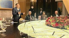 謝金河臉書一張照片透露，「威京小沈」沈慶京舉辦的晚間宴會上，竟宴請劉泰英、胡志強、王任生等大咖。（圖／翻攝自謝金河臉書）