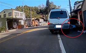 火爆影片！夫妻開車吵架她跳車　重摔後腦（圖／翻攝畫面）