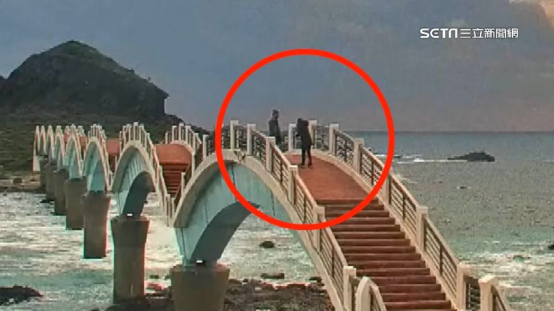 三仙台八拱橋被震歪封閉　情侶檔闖入拍照