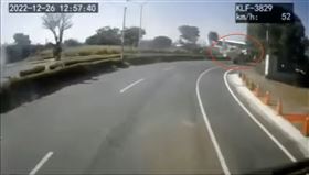 台南,混凝土車,翻覆,超載,中央安全島,受困,開罰