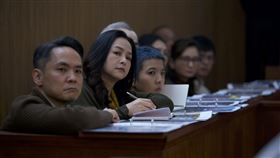 香港「玉女始祖」葉蘊儀（左二）回歸大銀幕 演出陪審團成員。（圖／甲上提供）