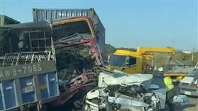 ▲國道四號清水端接臨海路段27日下午發生一起嚴重車禍，一共8車追撞。其中一輛自小客車內有1名女乘客受困，警消搶救後脫困，但沒有生命跡象，被送醫搶救中。（圖／翻攝畫面、民眾提供）