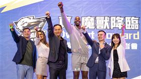 雲豹能源發言人、也是球隊執行長張建偉（右2）將暫行總經理職務，同時公關長蔡沁瑜（右1）將接手球團行銷公關事務。（圖／桃園雲豹提供）